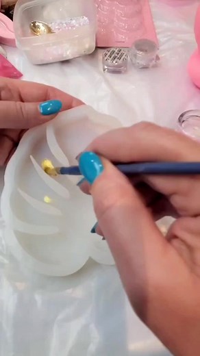 Don't you just love a good mica dusting? #artreels #resincoasters #micapowder | Resinista