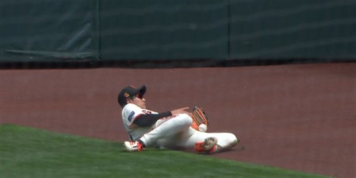 The knee bone's connected to the ... baseball? Lee makes unreal catch