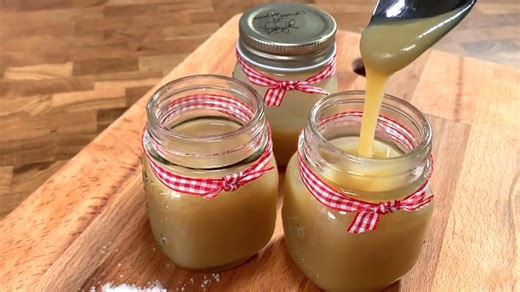 Recette de Caramel Maison à l'Érable et Fleur de Sel! 😋🍯 Abonnez-vous ⇩ pour voir nos nouvelles recettes! http://bit.ly/Circulaire-en-Ligne-Youtube Ingrédients: -1 tasse de Sucre -3 c. à soupe d'Eau -2/3 tasse de Sirop d'Érable -1/2 tasse de Crème à cuisson, chaude -3 c. à soupe de Beurre -1/2 c. à thé de Fleur de sel Instructions: -Dans un chaudron, cuire le sucre dans l'eau jusqu'à l'obtention d'une couleur doré. Ne pas brasser. -Ajouter le sirop d'érable et faire cuire quelques minutes jusq