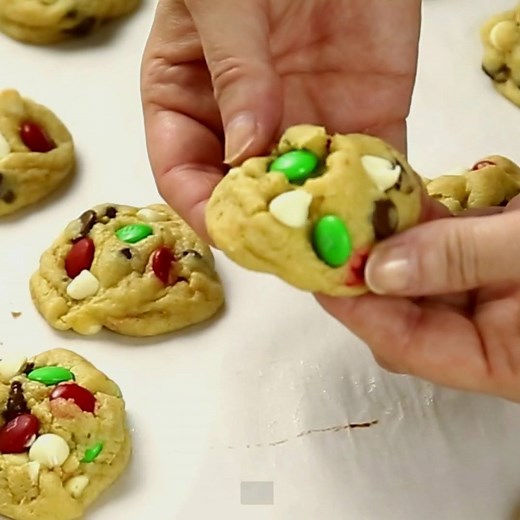 Santa’s Favorite Chocolate Chip Cookies, an easy to make chocolate chip cookie recipe that brings smiles to young & old. Perfect recipe for Christmas Eve! FULL PRINTABLE RECIPE HERE: https://www.kleinworthco.com/santas-favorite-chocolate-chip-cookies/ | Yummi Haus - Deliciously Easy Recipes