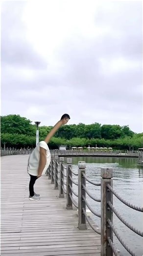 The human body transports water, greening the desert is a funny special effect of greening the deser