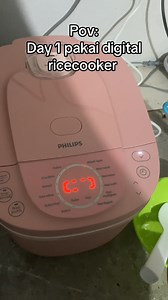 Rice cooker: loading… Aku: ikut loading karena nggak ngerti tombolnya 🤣 Udah diajarin kakaknya, tapi tetep lupa… Sejam lebih aku otak-atik, hasilnya tetep: bingung 😭🍚” berasny, udh ga bisa diselamatkan #dayinmylife #gaptek #iburumahtangga | Yu Ta