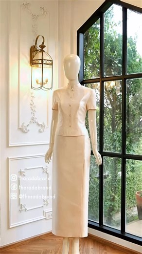 ชุดไปงาน on Instagram: "✨THA-RA-DA Thai style Mix & Match✨ -Chitralada Glitter silk top (3990฿) -Glitter silkmaxi skirt (2990฿) ⏰ใช้เวลาตัดเย็บ Made to order:15 วัน 📱Line:@tharadabrand .. ---------------------------- #ชุดจิตรดา #tharadathaithai"