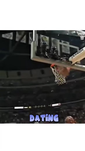 Steve Kerr ay isang dating NBA player at kasalukuyang kilalang coach na nagkaroon ng matagumpay na karera sa parehong larangan. Bilang manlalaro, nakilala siya bilang isang elite three-point shooter, at naging mahalagang bahagi ng dynasties ng Chicago Bulls at San Antonio Spurs, kung saan nanalo siya ng kabuuang 5 NBA championships. Kilala siya sa kanyang clutch shooting, kabilang ang ilang crucial shots sa mga championship runs ng Bulls sa panahon ni Michael Jordan. Pagkatapos ng kanyang playin