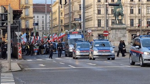Sie schreien nach König! Demo-Zug legt Wiener City lahm | Heute.at