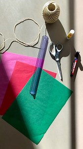 Hand aufs Herz: 🍂 Drachen gehören zum Herbst einfach dazu, oder? 😍 Es macht nicht nur Spaß, sie steigen zu lassen, ein Drachen macht sich auch super im Fenster als herbstliche Deko. 🪁 Das brauchst du zum Basteln: - buntes Papier - Schere Kleber - Band → Papier quadratisch zuschneiden, anschließend diagonal in der Mitte falten, sodass ein Dreieck entsteht. Das Papier wieder auseinanderklappen und die beiden Ecken in die Mitte falten – so erhält der Drache seine Form.🪁 Die Seiten festkleben un