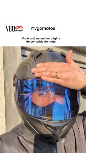 VGO | CLASSIFICADOS DE MOTOS 🇧🇷 on Instagram: "A tecnologia Irid usa um filme de cristais líquidos fotocromáticos ativo, alimentado por um micro-painel solar integrado na viseira, que detecta luz e muda o tom em menos de 1 segundo, do claro ao escuro e vice-versa, sem qualquer bateria. Diferente de visores fotocromáticos tradicionais que dependem de reações químicas lentas ao UV, o Irid responde ao luz visível em tempo real, oferecendo transição uniforme, sem “flicker”, sem haloes e mantendo c