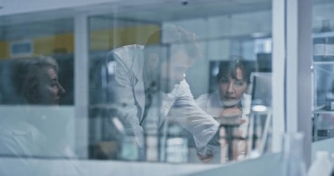 clip-4018409621-people-team-scientist-computer-lab-talk-point