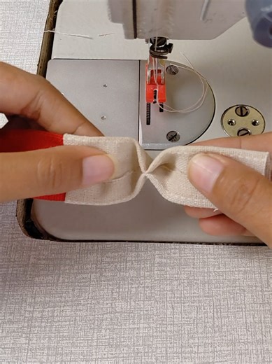Sewing a zipper stop on a bag #sewingtips #sewingtrick #sewingtutorial #diy #easysewing