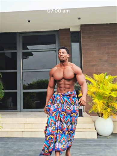 Pendant ce temps… Je suis dans un Airbnb à Lagos. Pas de home gym. Pas de routine. Un pays différent. J’ai dit à mon client que je suis le coach le plus sérieux du game… alors qu’en réalité, c’est business en haut, vacances en bas. #MorningRoutine #onlinecoaching #fitness