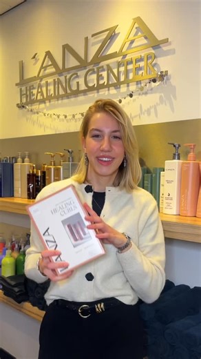 𝐇𝐞𝐚𝐥𝐢𝐧𝐠 𝐂𝐮𝐫𝐥𝐬 De Healing Curls lijn van L’anza reinigt krullen zacht en voedt intensief met vegan boters en botanische ingrediënten. ❥ De romige, sulfaatvrije formules hydrateren diep, verminderen pluis en zorgen voor glanzende, veerkrachtige krullen zonder de natuurlijke balans van het haar te verstoren. Perfect voor zachte, gedefinieerde en pluisvrije krullen 💚 Heb je meer vragen? Dan helpen wij je graag verder! Veel liefs, het team van Hairs Ahead kappers💚🌿 #ecofriendly #hairsa