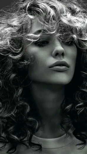 SHYNESS | COLORIST EXPERT | CURLY HAIR EXPERT | ALL HAIR EXPERT on Instagram: "POV : tu es persuadé que les franges ne peuvent pas être bouclées… Evidemment qu’on coupe plus court et on structure tout ça… mais vous pensez aussi qu’une frange doit forcément être raide? ————————————————————————————————— #curlncutbyshyness #curlncut #curlyhairspecialist #curly #hairbyshynessl"