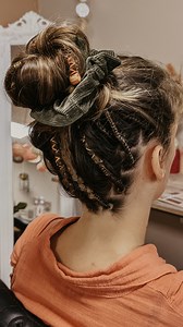 First time dread extensions for Shane! 🤎 She’d been wearing clip-in dreads for a while because her loose hair felt a bit too “boring” but that wasn’t really doing it for her. Then a friend of hers visited our Salon and after told her: “Just go to Dreadshop!” 😍 So she did! Since Shane’s own hair isn’t that long, she reached out to our Affiliate Sita @dreadlockhippiespain, who created a custom shorter set for her. The mix of browns, dark blonde, dark green and fun decorations turned out so cute!