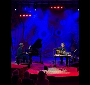 Am 13. November’76 spielte WOLF BIERMANN in der Kölner Sporthalle das Konzert, das zu seiner Ausbürgerung aus der DDR führte. Neunundvierzig Jahre später findet im Theater am Tanzbrunnen in Köln WARTE NICHT AUF BESSERE ZEITEN/ WOLF BIERMANN & FRIENDS statt. Unter anderem hat Wolf Mike Herting und mich dazu eingeladen. Wir werden zwei von vielen Biermann Songs performen, die mich schon früh geprägt haben. 😎Tickets für Wolf Biermann & Friends: Warte nicht auf beßre Zeiten! https://www.koelnticket