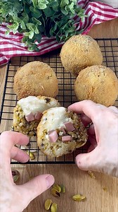Arancini al pistacchio e mortadella . https://blog.giallozafferano.it/ilcaldosaporedelsud/ricetta-arancini-al-pistacchio-e-mortadella/ . Ingredienti per preparare il riso per gli arancini 2.1 l brodo vegetale 700 g riso (per risotti, carnaroli, roma, vialone nano, ecc…) 60 g burro 60 g granella di pistacchi 100 g parmigiano grattugiato (o grana) Ingredienti per il ripieno degli arancini con mortadella e pistacchio 400 g mortadella (a cubetti o a fette) 400 g provola (dolce o mozzarella per pizza