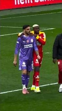 Victor Osimhen stands by goalkeeper after costly mistake 💚
