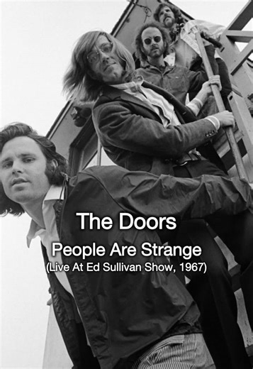 The Doors – People Are Strange (The Ed Sullivan Show) The live television performance of “People Are Strange” on The Ed Sullivan Show remains one of the most memorable broadcast moments in late-1960s rock history. At a time when mainstream television rarely embraced counterculture, The Doors brought their dark, introspective sound directly into American living rooms. Originally released in 1967 on the album Strange Days, “People Are Strange” captures themes of alienation, identity, and emotional