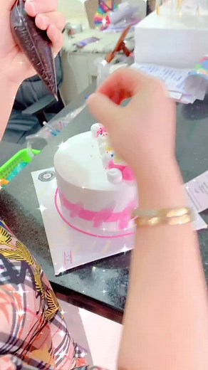 Decorating a Beautiful Birthday Cake with Icing Techniques