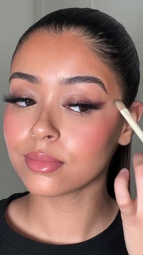 Achieve a Flawless Look with Clean Makeup Tips