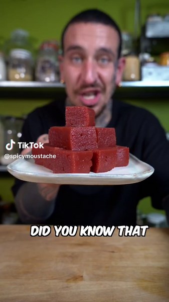 You can use fruit at any stage to make this fruit gummies. It’s a great alternative for kids or to avoid wasting your over ripe fruit. Check the stories to see how to use fruit pulp to make fruit leather. 🍒🍑🍊 •500 x g fruits with stone •80 x ml lemon or orange juice juice •3 x tbsp vegan gelatin •2 x tbsp liquid sweetener like honey,maple syrup or simple syrup 🥣 INSTRUCTIONS: 1. Blend the fruits and juice until smooth. 2. Strain and use the remaining pulp for fruit leather. 3. To the straine