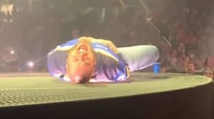 Le rappeur Post Malone se blesse sévèrement sur scène et s'écrase de douleur