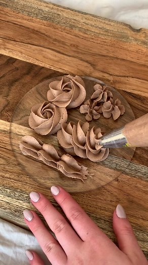 Master Cake Piping Techniques with Buttercream