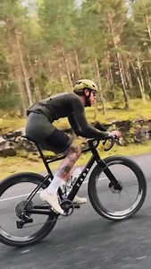 有留意開挪威品牌FARA嘅車友都知道，FARA係主力Gravel市場🦾🦾 贊助/使用車手都有唔錯嘅成績🤩🤩 最新款GR4開發初衷係一部車可以滿足Gravel競賽及長途探索旅程🥰🥰 車手唔需要妥協勉強選擇😚😚 GR4最大特色就係保持短Chainstay同時兼容57C菠蘿胎😱😱 此外車架大幅採用空力管型同時減輕200g💋💋 更符合現時Gravel比賽需求🫶🫶 車架其他特點如下： - 大幅採用東麗T1000及M40X碳布 - 採用UDH波腳勾 - T47 BB制式 - 全新設計既Modular Y型一體把手 #lawscycle #fara #farabikes #faragr4 #gr4 #gravel #gravelbike #gravelframe #57c | Law's Cycle文仔單車 - 文仔單車俱樂部