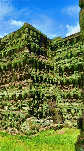 Dừng chân bên “Terrace of the Leper King” – Sân thượng của Vua Hủi, nằm ở phía bắc Sân Voi, trong khu di tích Angkor Thom huyền thoại, tỉnh Siem Reap, Campuchia. Nơi đây từng thuộc quần thể cung điện của vua Jayavarman VII, được xây dựng vào thế kỷ 12. Giữa lớp rêu phong và những bức tường đá chạm khắc tinh xảo, từng đường nét vẫn kể lại câu chuyện về thần thoại Hindu, quyền lực, và sự vô thường của con người. Bức tượng “Vua Hủi” – thực ra là hình ảnh thần Yama, vị thần phán xử linh hồn, mang vẻ