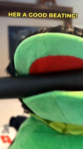 Kermit becomes EMO and SELLS MISS PIGGY #comedy #funny #kermit #song | Xtheromanempire