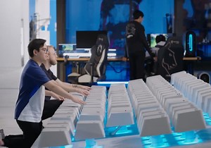 Alienware constructs massive mechanical keyboard and mouse, uses them to play DOTA 2