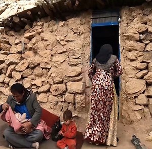 The old man visits the nomad women and children and brings them things | Grandma Cooking