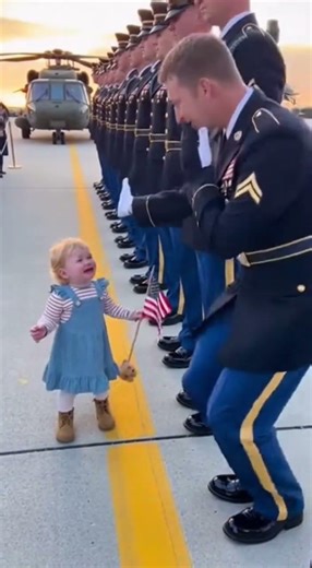 "Soldier Breaks Formation For His Little Girl 💔" #Shorts #MilitaryHomecoming #Heartwarming