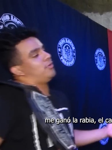 🔥 Todo empezó con una conversación tranquila. Un momento calmado. Un perdón aceptado. Una pregunta en el pasillo. Y de repente— RUIDO. GRITOS. CAOS. 🔊💥 Corre detrás del telón… Y el campeón está en el suelo. 👑 Golpeado. Dolorido. Y en el rincón… una sombra lista para desaparecer. 👀 Nadie vio exactamente qué pasó. Pero todos lo pueden sentir. ¿Fue una advertencia? ¿Un mensaje calculado? ¿O el primer golpe antes de la guerra? En Sin Sanciones, el respeto no se pide. Se impone. ⚔️ Si esto pasó 