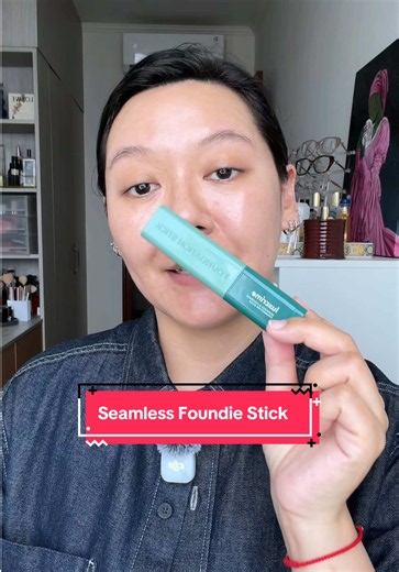 Dari sekian banyak base complexion yg aku coba dari luxcrime, ini yg aku paling suka. Just a pleasant foundation stick to apply & wear. Cons: can’t think of any, tapi mungkin shadenya aja harus diperhatikan sebelom cekot ya. Kayanya ini lebih terang dari produk lain - n10 pas di aku, biasanya aku harus mix 2 shades kalo pake luxcrime. #luxcrime #foundationstick #foundationreview #makeuptips #luxcrimefoundation