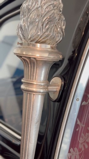 34K views · 247 reactions | ️ Hai mai visto un carro funebre degli anni ‘50?  Un’epoca in cui i carri funebri erano vere opere d’#arte, arricchiti da dettagli unici come i #candelabri attaccati ai lati, simbolo di solennità e #tradizione. Oggi questi mezzi sono rari, ma affascinano ancora per il loro stile unico. Ti piacerebbe vederne uno dal vivo? Scrivicelo nei commenti! ⬇️ | Funeral Srl | Facebook