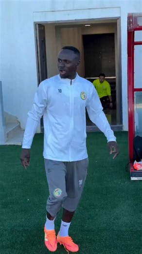 Hello Sénégal on Instagram: "𝐌𝐕𝐏 🏅 𝐒𝐚𝐝𝐢𝐨 𝐌𝐚𝐧𝐞́, buteur décisif et 𝐡𝐨𝐦𝐦𝐞 𝐝𝐮 𝐦𝐚𝐭𝐜𝐡 ! 🦁🔥 Il fait basculer la demi-finale et propulse les Lions en finale. 💚💛❤️ 𝐈𝐥 𝐥’𝐚𝐯𝐚𝐢𝐭 𝐝𝐢𝐭 𝐚𝐯𝐚𝐧𝐭 𝐥𝐞 𝐦𝐚𝐭𝐜𝐡 : « 𝑰𝒏 𝑺𝒉𝒂 𝑨𝒍𝒍𝒂𝒉, 𝒇𝒊𝒏𝒂𝒍𝒆. » À la 𝟖𝟖𝐞 𝐦𝐢𝐧𝐮𝐭𝐞, la parole devient acte. Quand l’Histoire frappe à la porte, 𝐍𝐚𝐧𝐭𝐡𝐢𝐨 répond toujours présent. 𝗚𝗼 𝗚𝗮𝗶̈𝗻𝗱𝗲́ ! 🦁 #senegal #liondelateranga #12emeGainde #AFCON2025"