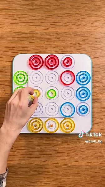 戦略性がヤバい！オートリオの3目並べを解説