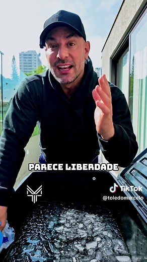 Todo mundo finge que o álcool é inofensivo. Mas ele é a fuga mais socialmente aceita da nossa geração. Uma anestesia disfarçada de celebração. O corpo sofre. A mente depende. E a alma… se cala. O pior vício é aquele que ninguém reconhece como vício. Precisou de gelo? @snowgo.gelodelivery Parceiro oficial @probioticaoficial Cupom: TOLEDO #oprogressovicia #legiaodogelo #banhodegelo #icebath #empreendedor #empresario #empreendedorismo #liderança #gestão #gestao #autoconhecimento #autoestima #reflex