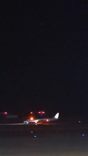 夜の新潟空港を飛び立つ！J-AIR E190 離陸シーン