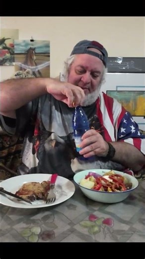 LETS EAT TOGETHER Μπριζολα και χωριατικη σαλατα #ελατεναφαμεπαρεα #Letseattogether #mukbangtalking