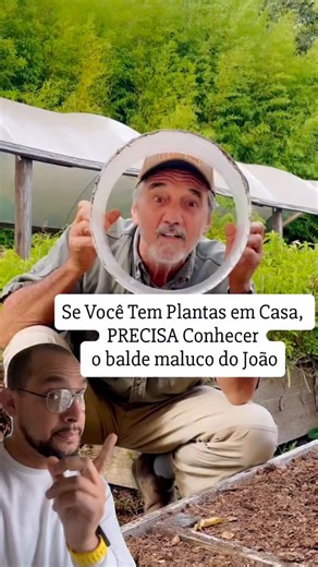 Emmanuel Presley | Conteúdo Viral on Instagram: "♻️ O “balde maluco do João” pode transformar o lixo da sua cozinha em ouro para suas plantas! No vídeo, o João mostra como usa um balde sem furos para produzir compostagem caseira, separando restos de alimentos (exceto carnes) e deixando o material fermentar até virar um adubo riquíssimo. E não é só tradição da horta, a ciência confirma! Pesquisadores da Embrapa e da EPA – Environmental Protection Agency mostram que a compostagem reduz até 50% do 