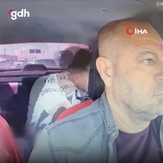 Gaziantep’te kendisini rehin alan ve polisle çatışan silahlı şüpheliyi etkisiz hale getiren taksi şoförü Ramazan Yıldırım, soğukkanlı müdahalesiyle faciayı önledi.🗣 Ramazan Yıldırım:Gitmemi istedi 5 kilometre sonra polis otosunu görünce ona ateş etti. 10-15 kilometre sonra yine polis otosuna sıktı.Daha sonra silahı arkaya çekti ben de döndüm son gücümle elindeki silahı almaya çalıştım. Ardından polislere seslendim ekipler müdahale etti.Şükürler olsun ki polisimize bir şey olmadı.