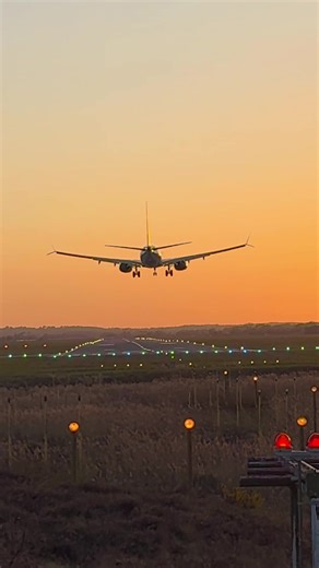 @TUI UK & Ireland boeing 737 landing into bournemouth airport during sunset 🌅 | the quality 🤩 || tiktok let me use as many hashtags as i want ||| #fyp #sunset #plane #bournenouthairport #boeing737