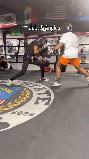 Stick and move 🥊 Via: @kfb_king | Boxing Decades