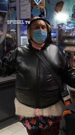 PENNY PRIVAT – Die starken Kunden vom Kiez | SPIEGEL TV für Sat.1 Shorts Mitten auf St. Pauli, wo Glanz und Elend dicht beieinander liegen, ist der Reeperbahn-Penny mehr als nur ein Supermarkt. Hier kreuzen sich die Wege von Überlebenskünstlern, verlorenen Seelen und echten Kiez-Originalen. SPIEGEL TV hat die Originale erneut besucht. Was ist aus ihnen geworden, wie leben sie privat? Das alles gibt es am Montag, dem 20.01.2025 um 22:20 auf Sat.1 zu sehen. #SPIEGELTV #Reeperbahn #PennyMarkt | SPI