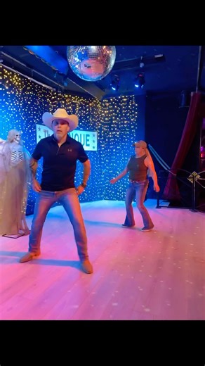 🤠🕺💃✨🔥 #eastcoastoriginalhonkytonk #thebanque #norfolk #drinks #757 #linedance #linedancelessons #drinks #food #dance #karaoke #local #party #friday #fireball | The Banque