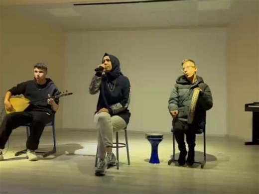 Şehit Onb. Hakan Yutkun A. L. on Instagram: "Şehit Onbaşı Hakan Yutkun Anadolu Lisesi olarak öğrencilerimize yeni bir projeyi sunmanın mutluluğunu yaşıyoruz. Öğrencilerimizin yeteneklerini sergilemeleri, duygu ve düşüncelerini ifade etmeleri ve keyifli zaman geçirmeleri için başlattığımız “Serbest Mikrofon” programını bu yıl öğretmenlerimizi de dahil ederek “Canlı Ders” adıyla genişlettik. Program, öğretmenlerimizin kendi deneyimlerini paylaşarak ve farklı yeteneklerini ortaya koyarak etkinliğe 