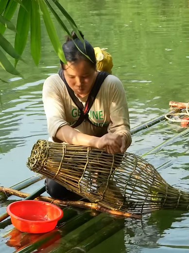 Single Mom & Baby Catch Big Fish Making Bamboo Raft
