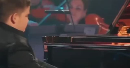 🇷🇸 Ponos Srbije! 🇷🇸 Najbolji mladi pijanista na svetu je naš David Božić! Ovo čudo od deteta ima samo 11 godina, unuk je sveštenika iz Kruševca, a već osvaja svetsku scenu. David je osvojio prvo mesto na međunarodnom takmičenju u Budimpešti, i to pred žirijem u kom su bili legendarni Plasido Domingo i Hoze Kareras. Talenat, rad i blagoslov u jednom detetu. #srbija #music #pianoplayer #pianomusic | Radio Morava