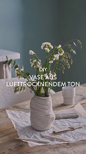 Gestalten Sie eine Vase aus lufttrocknendem Ton. Anna ist immer auf der Suche nach schönen Gefäßen, in denen sie die blühenden Blumen aus dem Garten präsentieren kann. „Warum nicht einmal kreativ werden und eine ganz individuelle, einzigartige Vase gestalten?“, denkt sie sich und holt ihre Werkzeuge und den Ton hervor. Die Anleitung für dieses DIY-Projekt finden Sie in der App der Schwestern und auf der Website https://gre.ne/ns1bky | Søstrene Grene
